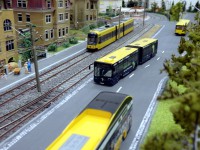 Bus- und Straßenbahnverkehr am Endpunkt Weixdorf.