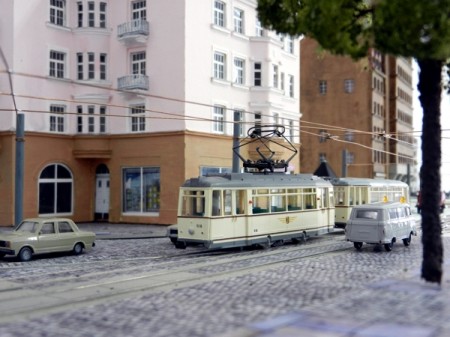 Ein Stra&szlig;enbahnzug erreicht den Schlesischen Platz.