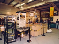 Kleine und gro&szlig;e Modelle an der Haltestelle Modellstra&szlig;enbahnclub.