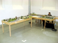 In der Messehalle wird die Ausstellungsanlage aufgebaut.