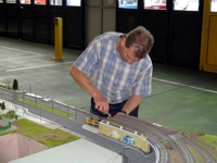 Zuletzt werden die Fahrdrahtbr&uuml;cken zwischen den Segmenten eingeh&auml;ngt.