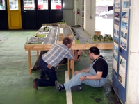 Nach dem Zusammenschrauben werden die Kabel zusammen gesteckt.