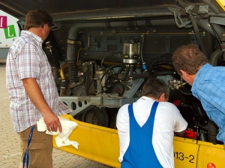 Auf der Autobahn platzte die Muffe am Hauptk&uuml;hlschlauch. Ab in die Werkstatt.