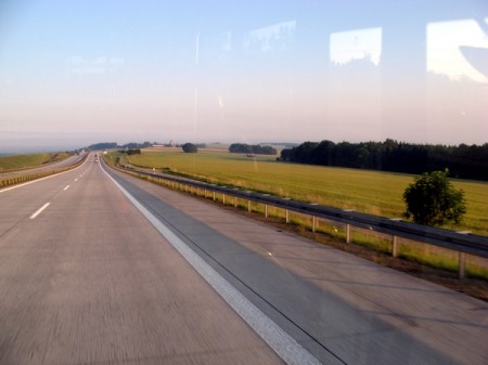 Der Tag bricht an. Guten Morgen auf der Autobahn.