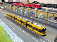 In der K&ouml;nneritzstra&szlig;e f&auml;hrt gerade ein NGTD12DD vor.