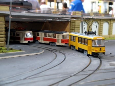 Ein Tatra Zweirichtungszug verschwindet gerade in der Br&uuml;cke in Richtung Jahnstra&szlig;e.