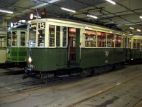 Am Abend verschwanden die alten Fahrzeuge in der Halle.