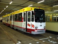 Ein Stadtbahnwagen mit Niederflurmittelteil.