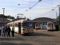29.-30. Mai 2010: Fertig aufgestellt zur abendlichen Rundfahrt durch Bremen steht der historische Hansa Gelenkzug vor den Toren des Depots.