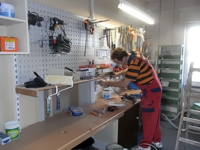 Martin beim Verkabeln der Werkstatt