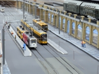 Blick auf die Haltestelle vor dem Bahnhof Mitte.