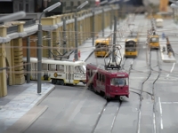 Ein Tatrazug biegt in die Könneritzstraße ein.