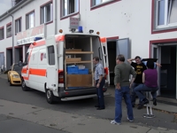 Auf der Hamburger Stra&szlig;e wird der Transporter, bereit gestellt vom Malteser Hilfsdienst, beladen