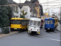 Wenn der Bus auf dem Bordstein parkt, dann passt auch noch eine Stra&szlig;enbahn dazwischen.