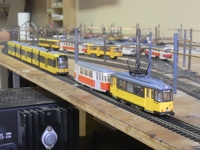 Neben den zu wartenden Fahrzeugen stehen auf der rechten Seite die Auswechselz&uuml;ge f&uuml;r die "Schadwagen".