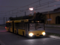 Wenn es dunkel wird, schaltet wie hier am Bahnhof Mitte, der Bus die Beleuchtung ein.