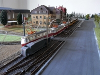 Der G&uuml;terbeiwagen verkeilte sich an einem Fahrleitungsmast. F&uuml;r nachfolgende Bahnen eine Katastrophe.