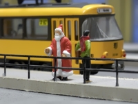 Auch der Weihnachtsmann f&auml;hrt mit der Stra&szlig;enbahn.