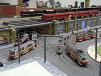 Großer Bahnhof am Bahnhof Mitte: Vier Straßenbahnen und ein Zug fahren auf einmal