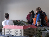 Gro&szlig;e und Kleine Besucher schauen sich in Klotzsche um.
