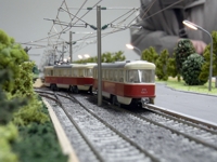 Stra&szlig;enbahn entgleist. Aus dem Hintergrund ganz unspektakul&auml;r.