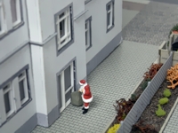 Der Weihnachtsmann besucht die Bewohner am Riegelplatz.