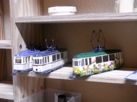 Nicht als leere Hüllen: Die Getriebe und Motoren der zweiachsigen Triebwagen werden gereinigt.