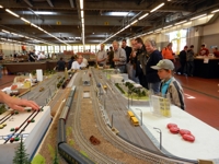 Busse und Straßenbahn fahren am Bahnhof Mitte.