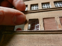 Insgesamt müssen knapp 200 Fenster ausgeschnitten und sauber in die "Rahmen" eingepasst werden.
