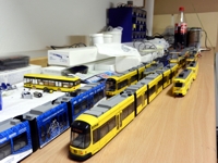 Bereits fertige Fahrzeuge warten auf das Einpacken.