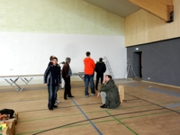 Der zugewiesene Platz in der Halle wird eingenommen.