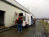 Durch die Hintert&uuml;r wurde der Transporter ausgeladen.