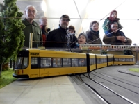 Dieser Wagen ist vom rechten Weg ab- und auf dem Fu&szlig;weg zum Stehen gekommen.