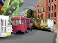 Ein Tatrazug ist auf die Kinderstra&szlig;enbahn aufgefahren.