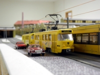 Zwei Straßenbahnen überqueren die Elbe in Richtung Neustädter Seite.