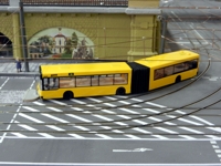 Der Bus fährt gegen die neu errichtete Verkehrsinsel.