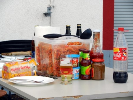 Der Tisch f&uuml;r ein leckere Abendessen ist gedeckt.