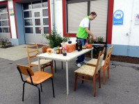 Auf dem Grill w&auml;rmen sich schon die Steaks auf.