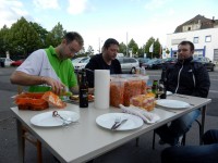 In gem&uuml;tlicher Runde verschwinden Steaks und Nudelsalat.