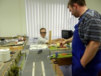 Die Stra&szlig;enbahn f&auml;hrt am Bahnhof Mitte ohne Probleme.