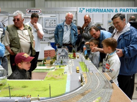 Stra&szlig;enbahnen und Busse fahren auf unseren Anlagen