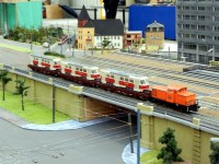 Auf den Eisenbahngleisen ist ein G&uuml;terzug unterwegs