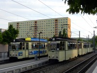 Die beiden Stra&szlig;enbahnz&uuml;ge noch einmal nebeneinander.