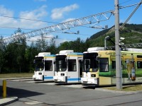 Niederflurbahnen vor den Ausstellungshallen