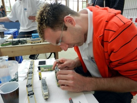 Reparatur und Reinigung der kleinen Stra&szlig;enbahnen