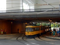 Ein Tatrazug ist in die Haltestelle unter den Br&uuml;cken eingefahren.