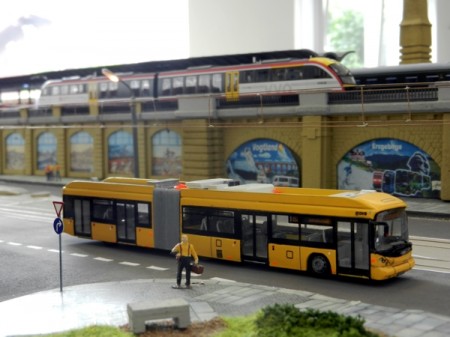 Einer der drei in Dresden eingesetzten Hybridbustypen im Modell.