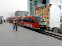 Auf den Eisenbahngleisen pendelt die Linie S2