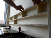 Mit mehreren Lehren werden die B&ouml;den in der Vitrine ausgerichtet eingesetzt...