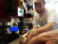 Die "Schiene" f&uuml;r die Schiebefenster werden in den Rahmen gefr&auml;st